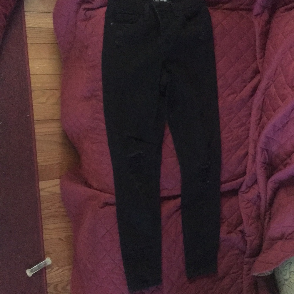 Super cute high rise distressed jeans